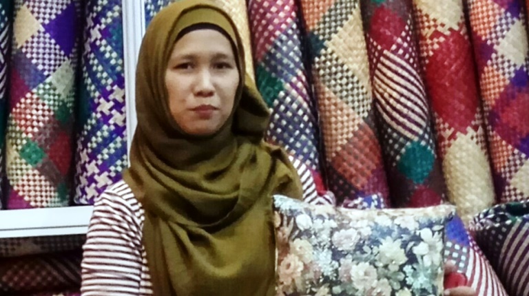 Eva Harlia Pasarkan Aneka Produk Anyaman Khas Melayu hingga Negeri Jiran